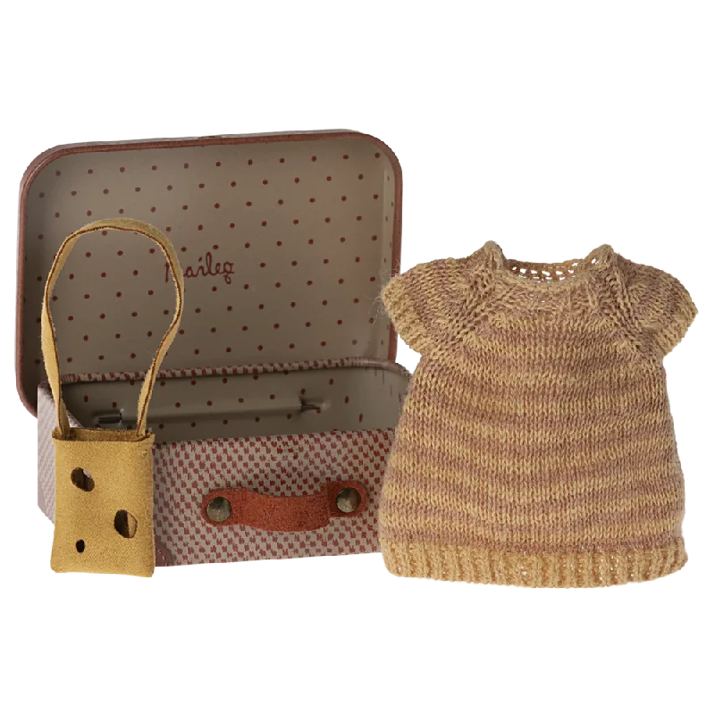 - Pet stroller can be taken on the plane- Pet stroller can be taken on the planeMaileg knitted dress and bag in suitcase, big sister mouse